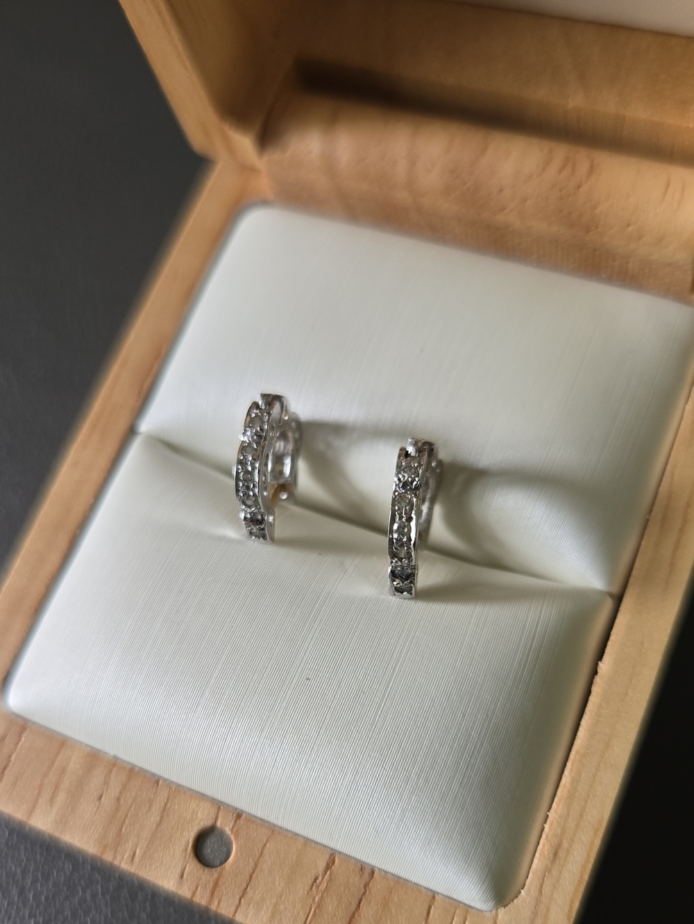 Hoop Earrings in 14K/585 White Gold with Yellow Gold Post